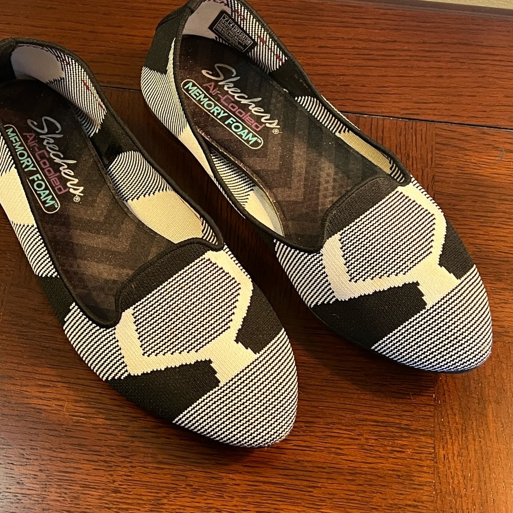 Skechers Sz-7 Women’s Cleo Sherlock‎ Black White Slip On Flat Shoe Stretch Fit
